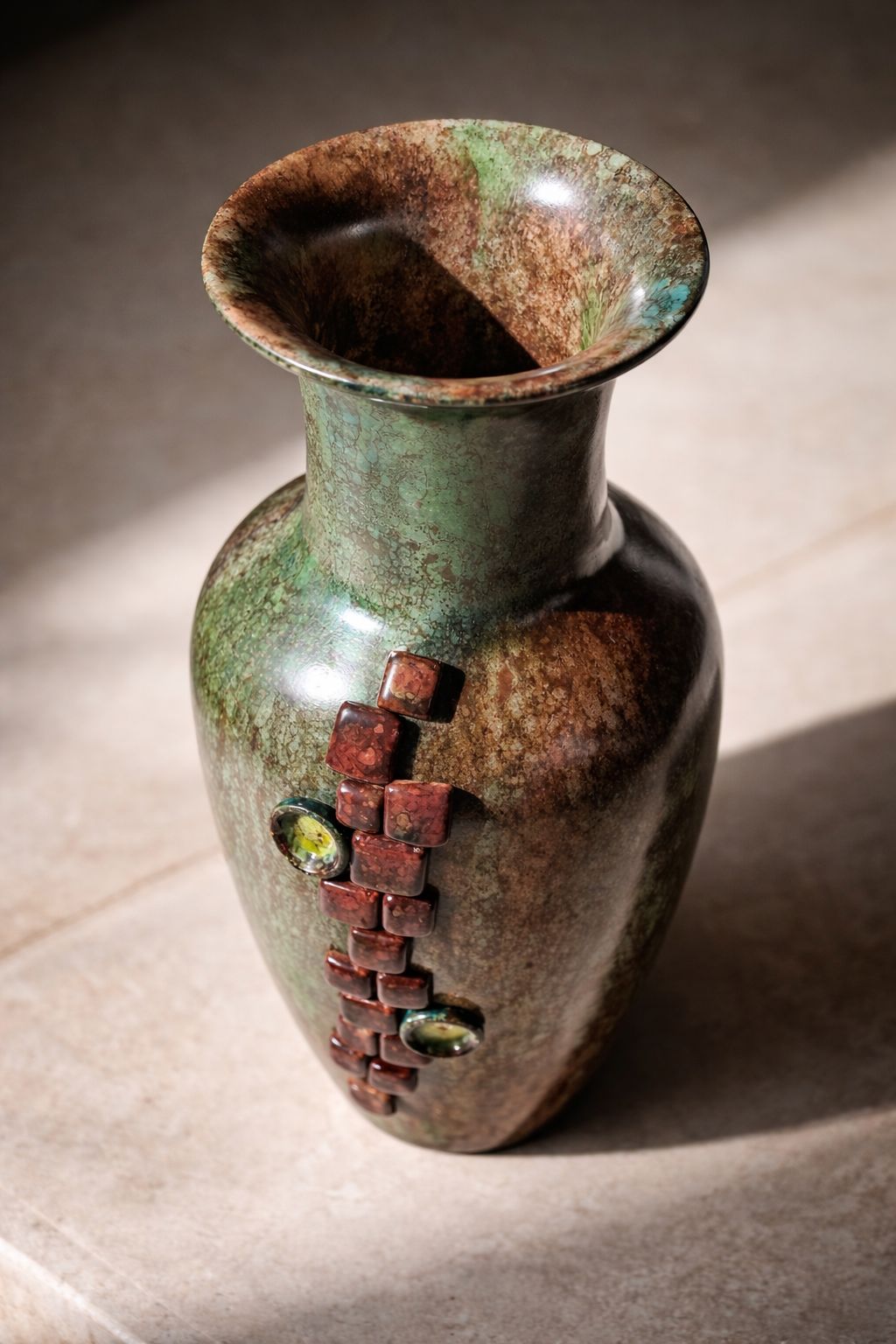 Detalhe de vaso em porcelana com mosaico em terracota