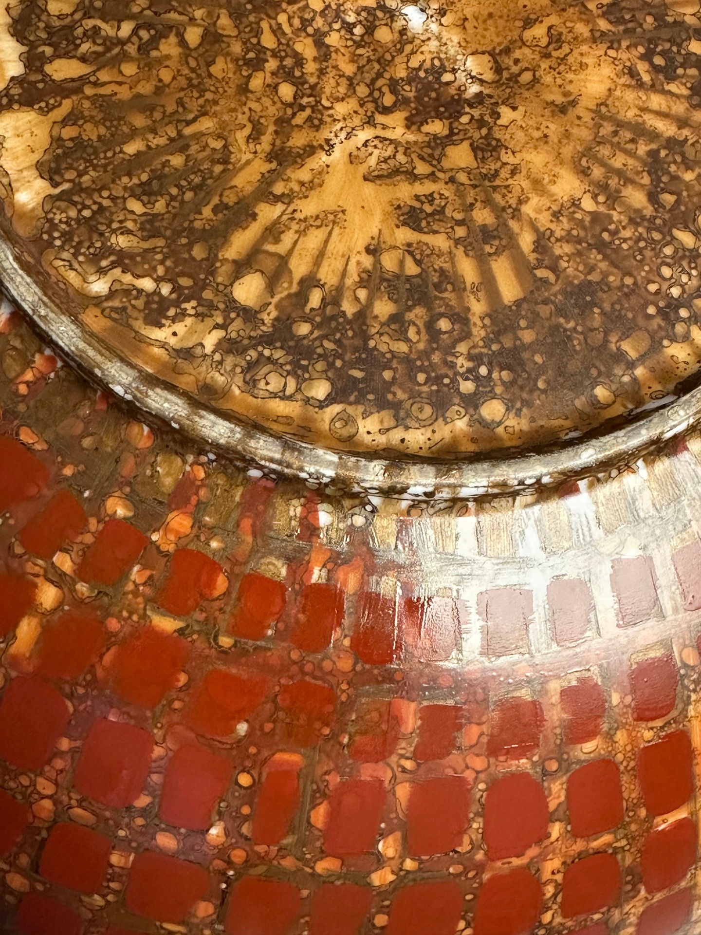 Detalhe de textura em porcelana esmaltada